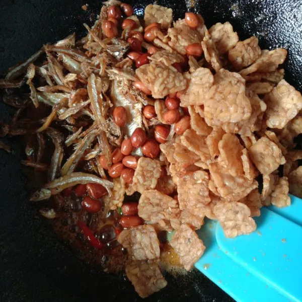 Masukkan tempe, kacang dan teri