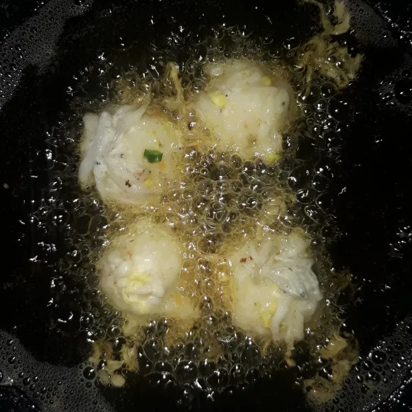 Panaskan minyak, goreng bola-bola nasi sampai matang dan teri kering. Angkat dan tiriskan. Siap disajikan
