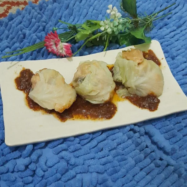 Sajikan siomay beserta saus kacang. Beri air perasan jeruk limau secukupnya jika suka