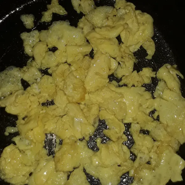 Kocok telur dalam mangkok. Panaskan minyak lalu buat telur orak-arik