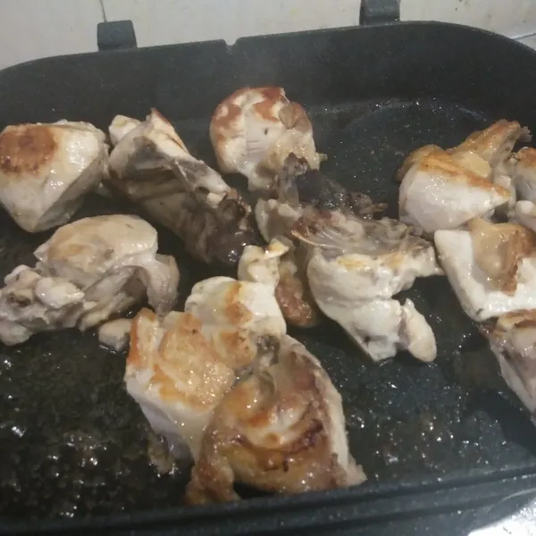 Goreng ayam menggunakan sedikit minyak sampai matang