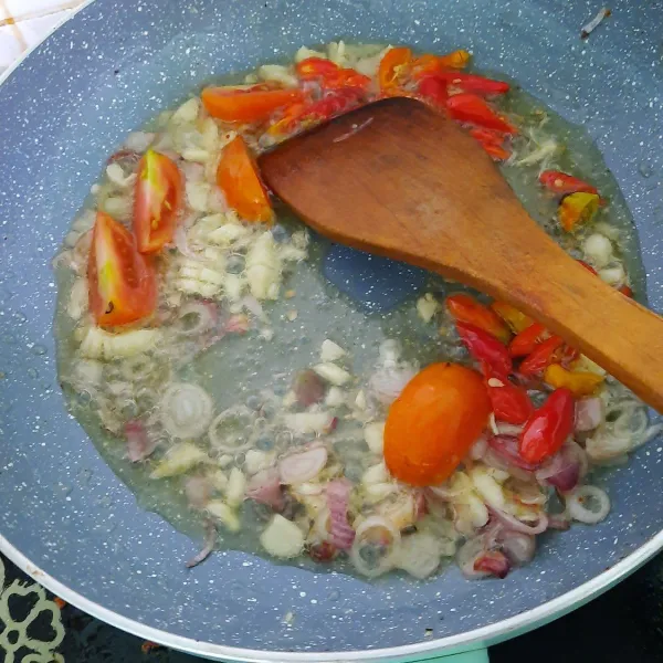 Panaskan 4 sdm minyak goreng, lalu tumis bumbu yang sudah diiris, aduk hingga matang