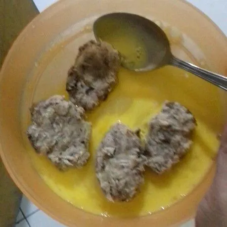 Masukkan ke dalam telur kocok