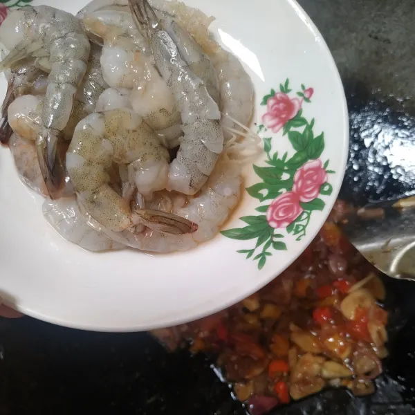 Masukan udang kemudian masak hingga udang berubah warna