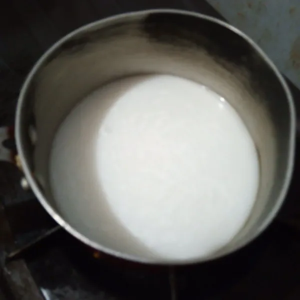 Untuk kuahnya: rebus santan kara tambah sedikit air dan garam, aduk hingga rata.