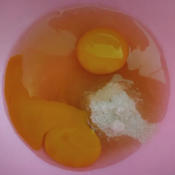 Pada wadah, kocok telur dan gula hingga larut dengan bantuan whisk atau garpu. Kocok jangan sampai berbusa.