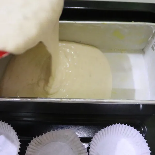 Masukkan adonan ke dalam loyang yang telah dioles margarin dan tepung terigu tipis-tipis saja agar tidak menggumpal sisa dari tepungnya. Sajikan saat matang.
