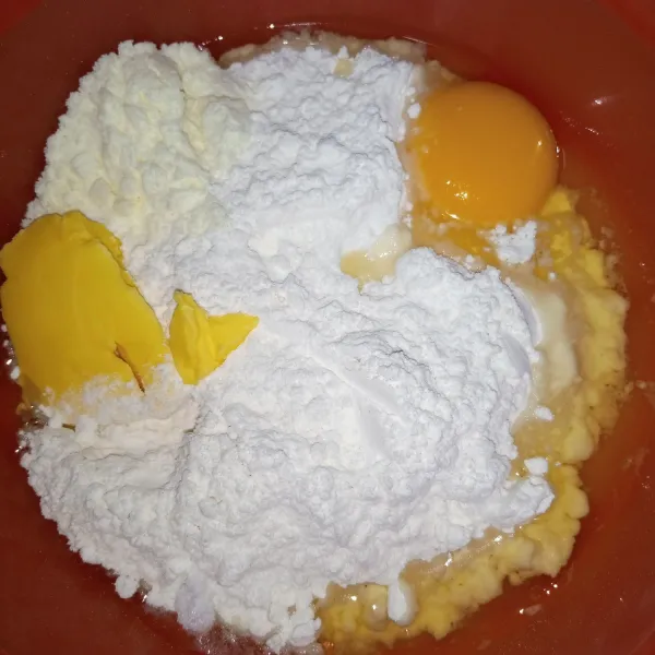 Campur tepung terigu, margarin, telur, susu bubuk, dan vanili. Aduk hingga rata.