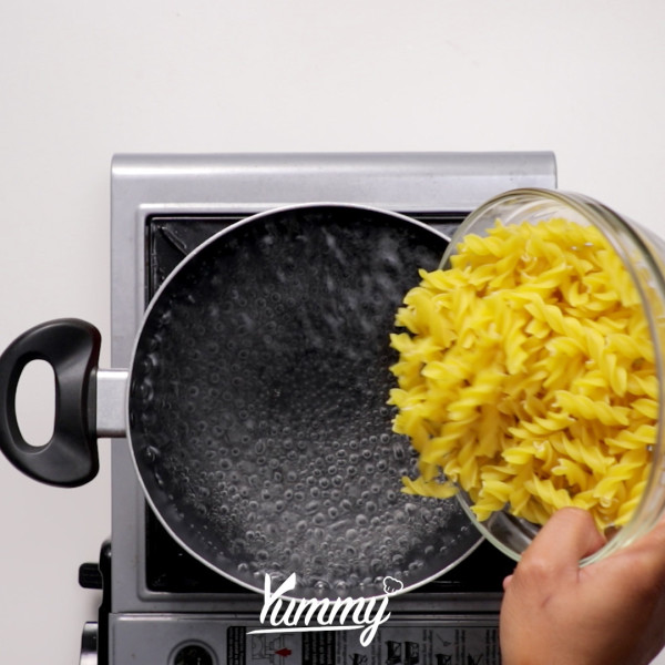 Rebus pasta fusilli hingga matang dengan air mendidih lalu angkat dan rendam dalam air dingin, kemudian tiriskan.