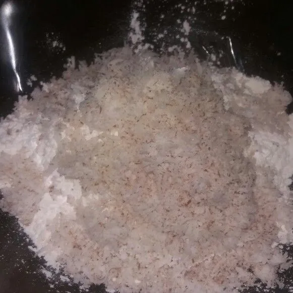 Campur tepung ketan, kelapa parut, dan garam kemudian aduk hingga rata.