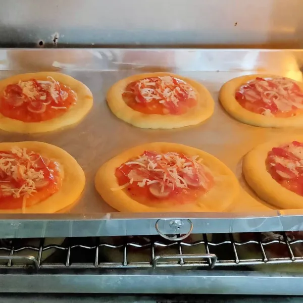 Panaskan oven pada suhu 200°C. Panggang pizza mini selama 10 menit. Kemudian angkat, siap disajikan.