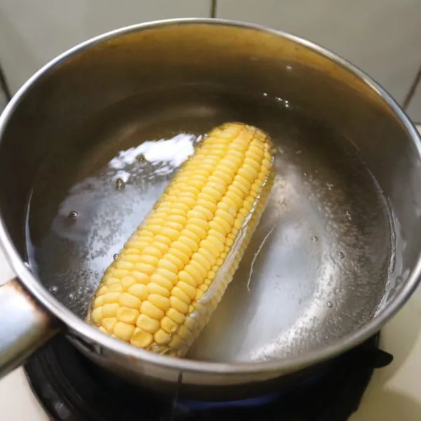 Siapkan jagung kemudian cuci bersih, rebus dengan air mendidih hingga matang.