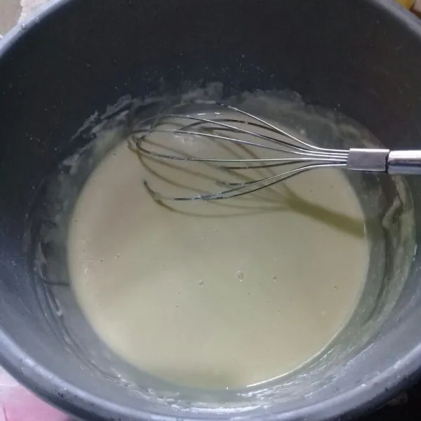 Kocok telur sampai berbuih menggunakan whisk, kemudian masukan tepung terigu bergantian dengan susu cair, aduk sampai tercampur rata.