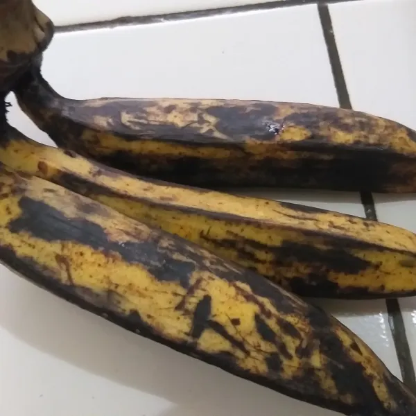 Kupas kulit pisang tanduk, potong-potong sesuai selera kemudian sisihkan.