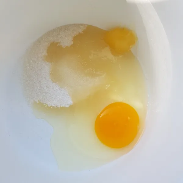 Mixer telur, gula pasir, dan SP hingga mengembang kental berjejak.