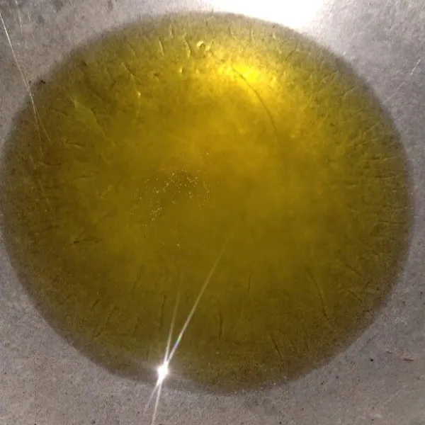 Panaskan minyak pada penggorengan.