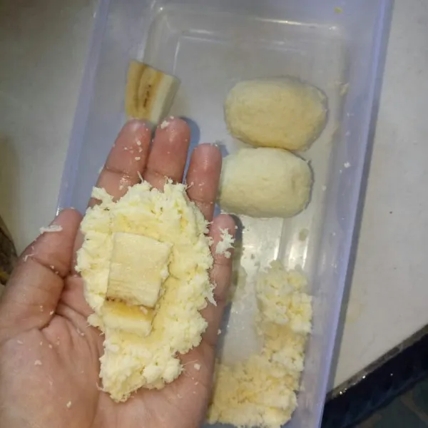 Potong pisang sesuai selera. Ambil 1 sdm adonan singkong lalu pipihkan isi dengan pisang. Bentuk sesuai selera, lakukan sampai habis.