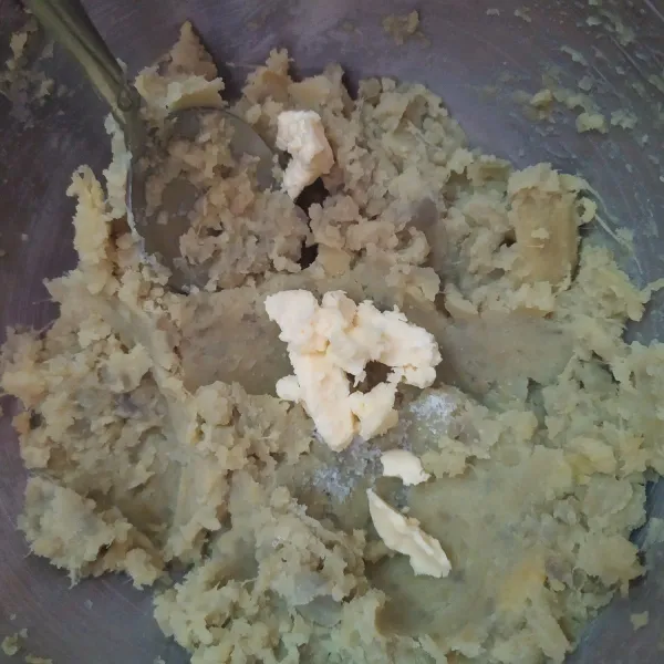 Tambahkan butter, aduk rata.