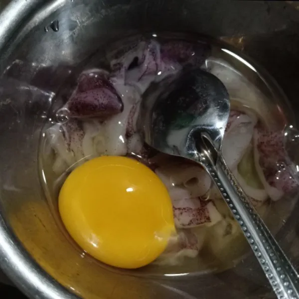 Setelah 15 menit, masukkan telur kemudian kocok lepas