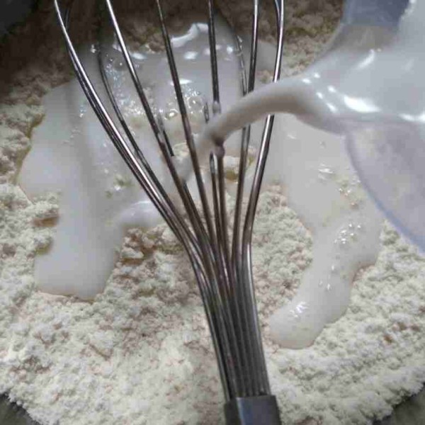 Pada bowl masukkan tepung terigu, vanili susu, dan garam tuang perlahan santan aduk hingga rata.