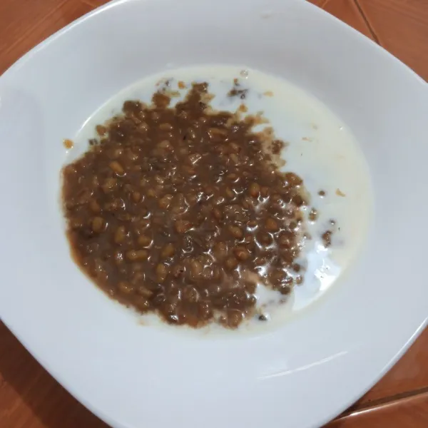 Sajikan kacang hijau dicampur dengan kuah santan. Siap disajikan.