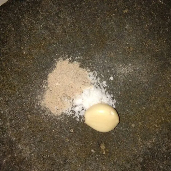 Haluskan bumbu yang akan digunakan.