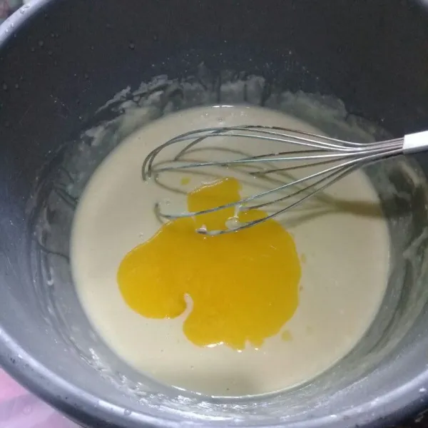 Masukkan margarin cair aduk rata, diamkan selama 1 jam kemudian tutup dengan kain bersih.