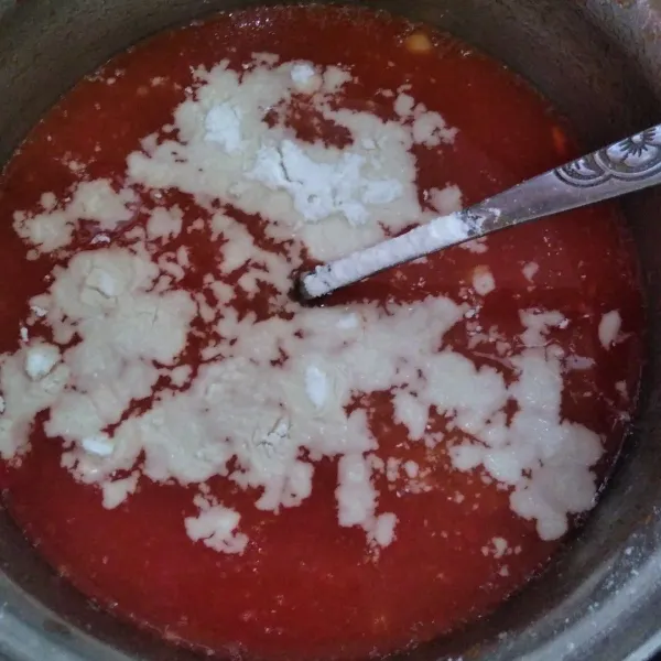 Tambahkan tepung maizena, masak hingga saus mengental.