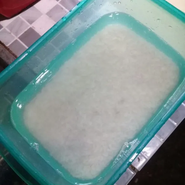 Cuci bersih beras ketan, kemudian rendam selama satu jam kemudian tiriskan.