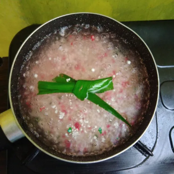 Masukkan mutiara, masak selama 5 menit sambil panci ditutup.