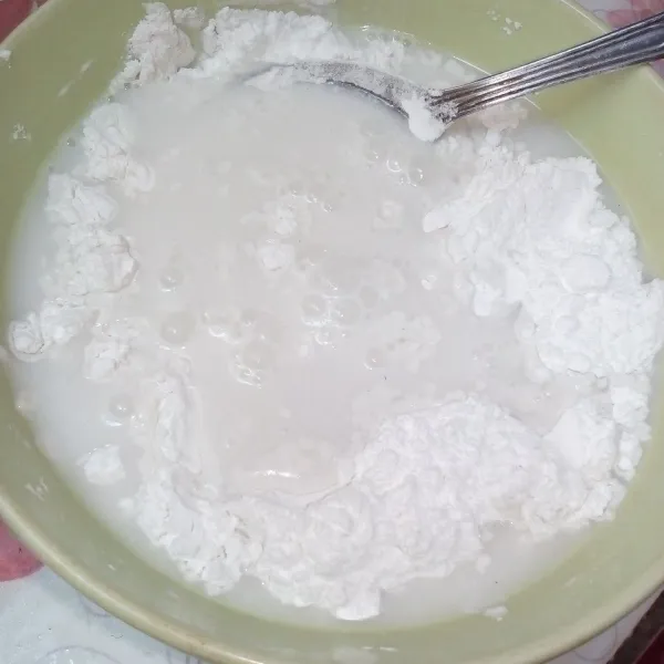 Masukkan 8 sdm tepung beras, 2 gelas santan, dan 1/4 sdm garam lalu ratakan.