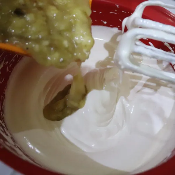 Setelah kocokan telur mengental, masukkan bahan pisang lalu aduk rata. Turunkan speed 1, mixer sampai rata.