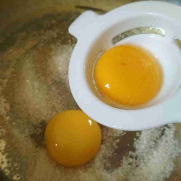 Mixer kuning telur, gula, baking powder, dan soda kue sampai pucat mengembang, gunakan speed tinggi.