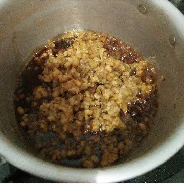Setelah itu masukkan kacang hijau yang sudah dipresto, tambahkan sedikit air. Masukkan gula pasir dan garam kemudian aduk hingga rata.