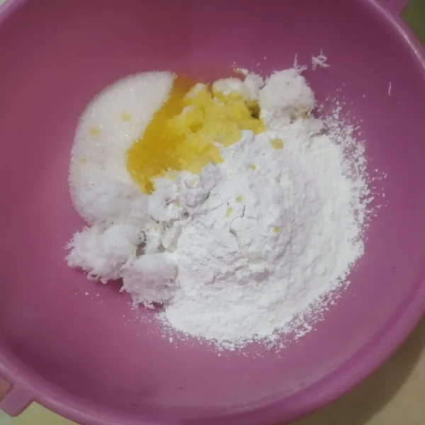 Masukkan tepung ketan, kelapa parut, gula, margarin leleh, dan garam ke dalam wadah.