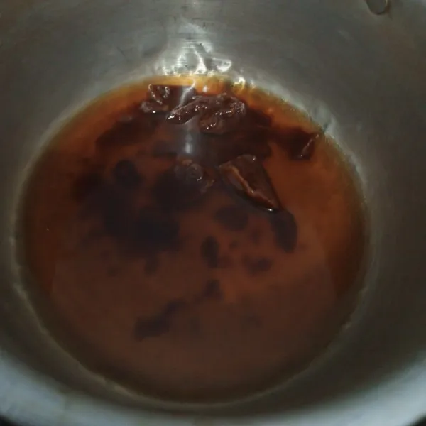 Rebus sisiran gula merah dan air, rebus sampai gula hancur.
