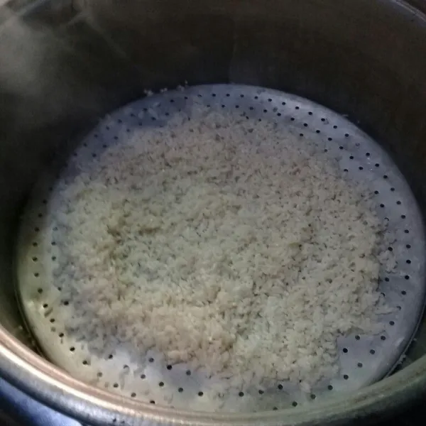 Panaskan kukusan, kukus beras ketan selama 10 menit.