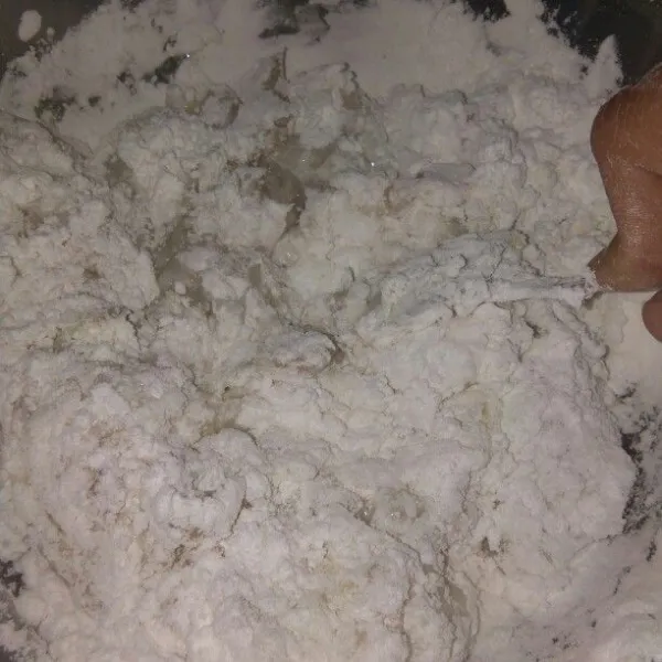 Campurkan aci, bumbu halus, kaldu bubuk, dan air panas. Aduk-aduk asal tercampur bumbunya seperti pada gambar ini teksturnya masih banyak aci keringnya.