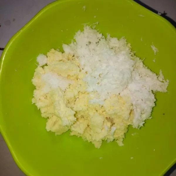 Siapkan mangkok, aduk jadi satu singkong yang sudah diperas, kelapa parut, margarin, garam, dan gula pasir. Aduk sampai rata.