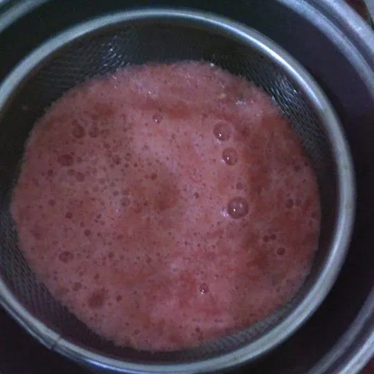Saring dan tuangkan jus semangka ke dalam panci.