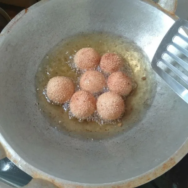 Siapkan minyak, jangan nyalakan api, masukkan onde-onde ke dalam wajan. Setelah masuk onde-ondenya baru nyalakan api, goreng dengan api sedang sampai mengembang dan matang. Siap disajikan saat matang.