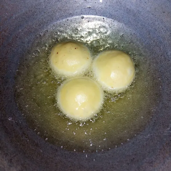 Goreng di minyak panas dengan api sedang sampai matang. Angkat, tiriskan dan sajikan.