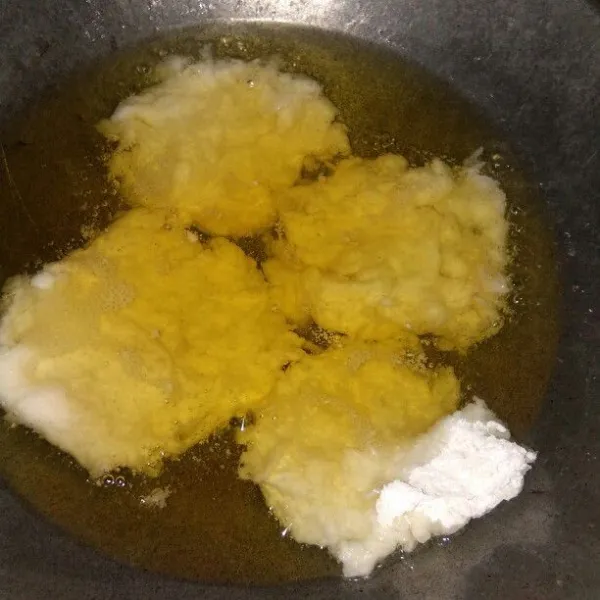 Goreng cireng di minyak panas dengan api sedang. Goreng sampai kering. Angkat dan tiriskan, siap disantap ketika matang.