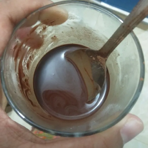 Larutkan coklat bubuk dengan air panas kemudian sisihkan.