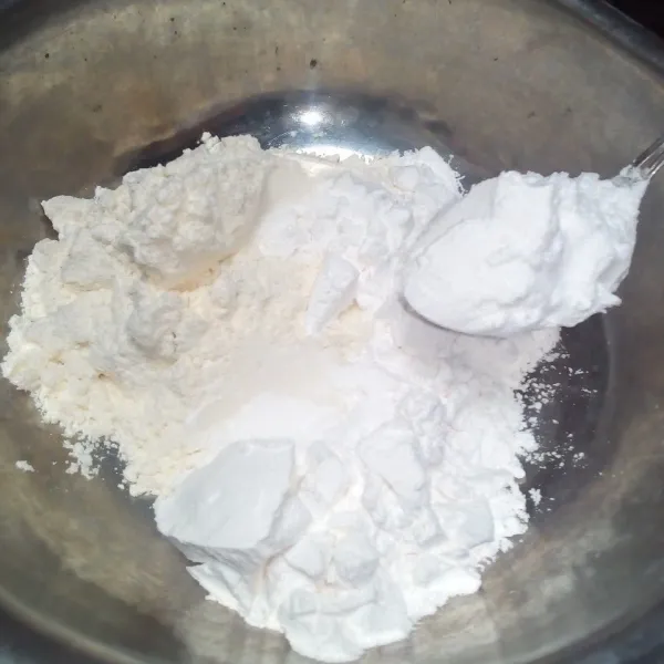 Masukkan 4 sdm tepung terigu, 4 sdm tepung tapioka, dan 1/4 sdt garam.