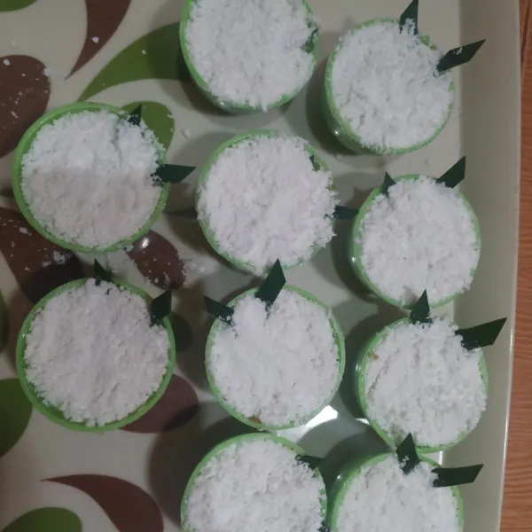 Tutup kembali dengan adonan tepung beras, ratakan tapi jangan ditekan supaya nanti hasilnya tidak keras.