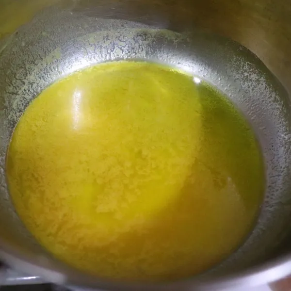 Lelehkan butter dan tambahkan minyak kemudian sisihkan.