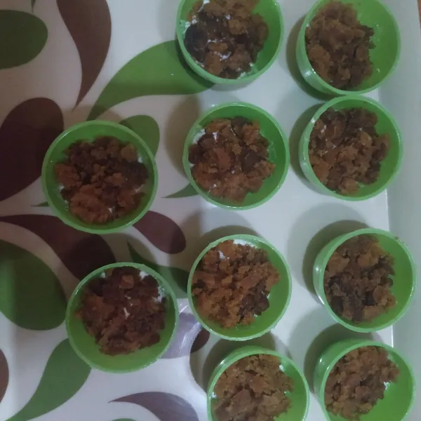 Beri irisan gula merah dan potongan daun pandan.