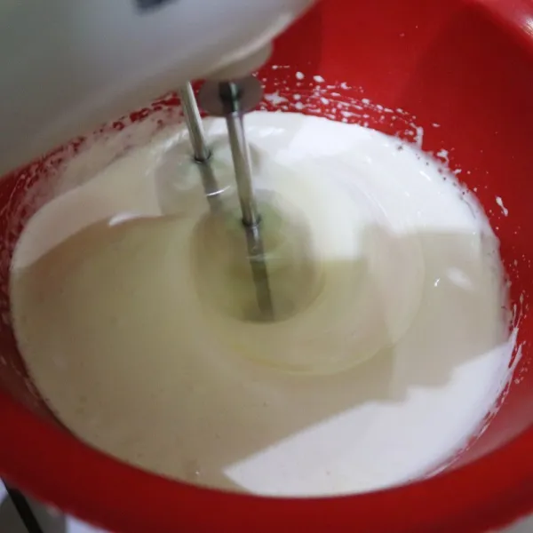 Mixer bahan telur hingga kental menggunakan speed kecepatan tinggi dan putar searah jarum jam.