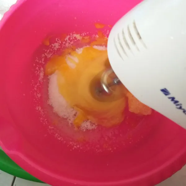 Pada mangkuk, kocok telur, emulsifier (TBM, SP, atau ovalet) dengan kecepatan tinggi sampai kental berjejak.